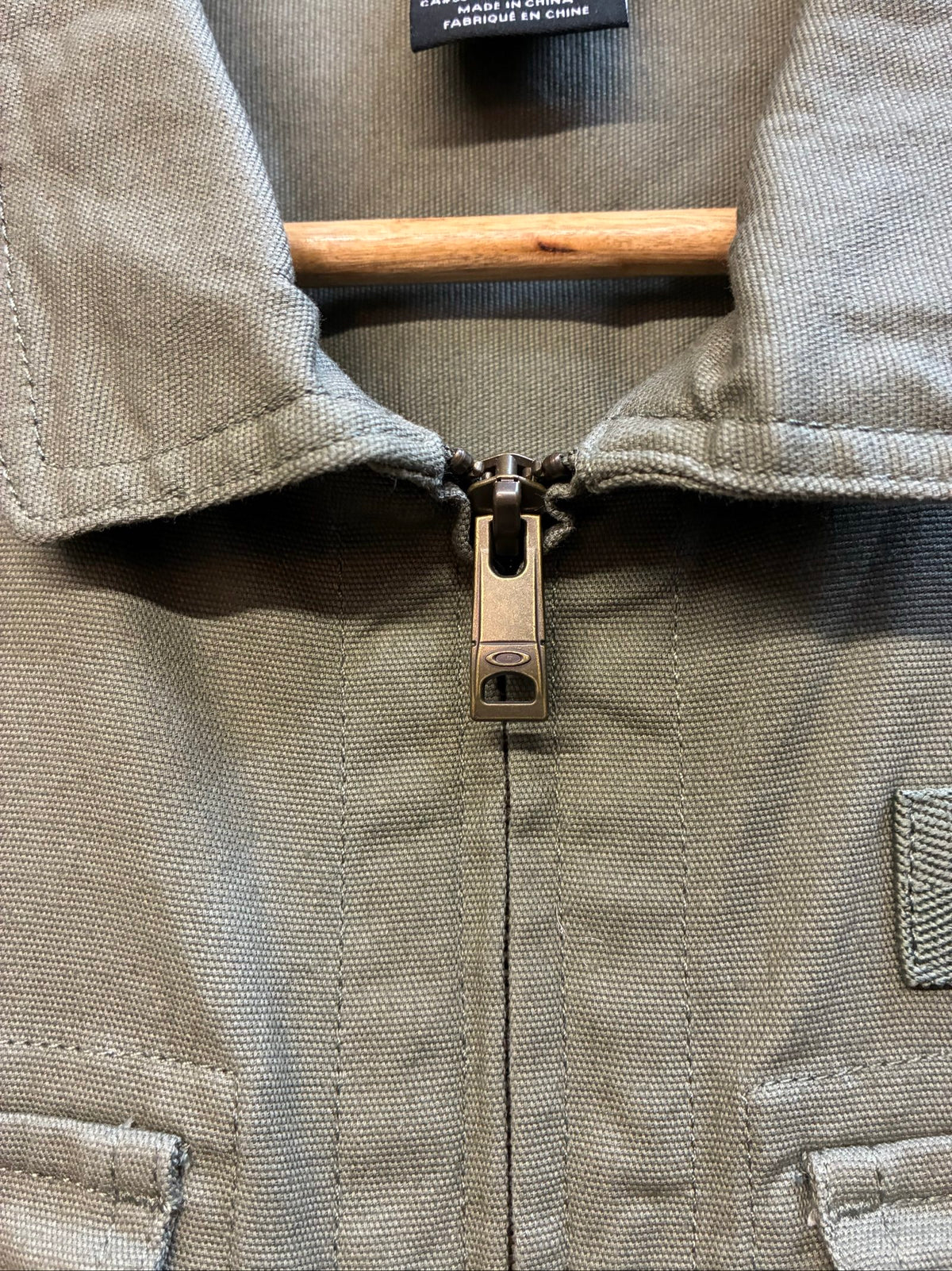 Oakley khaki military field jacket with breast and side pockets, regular fit.