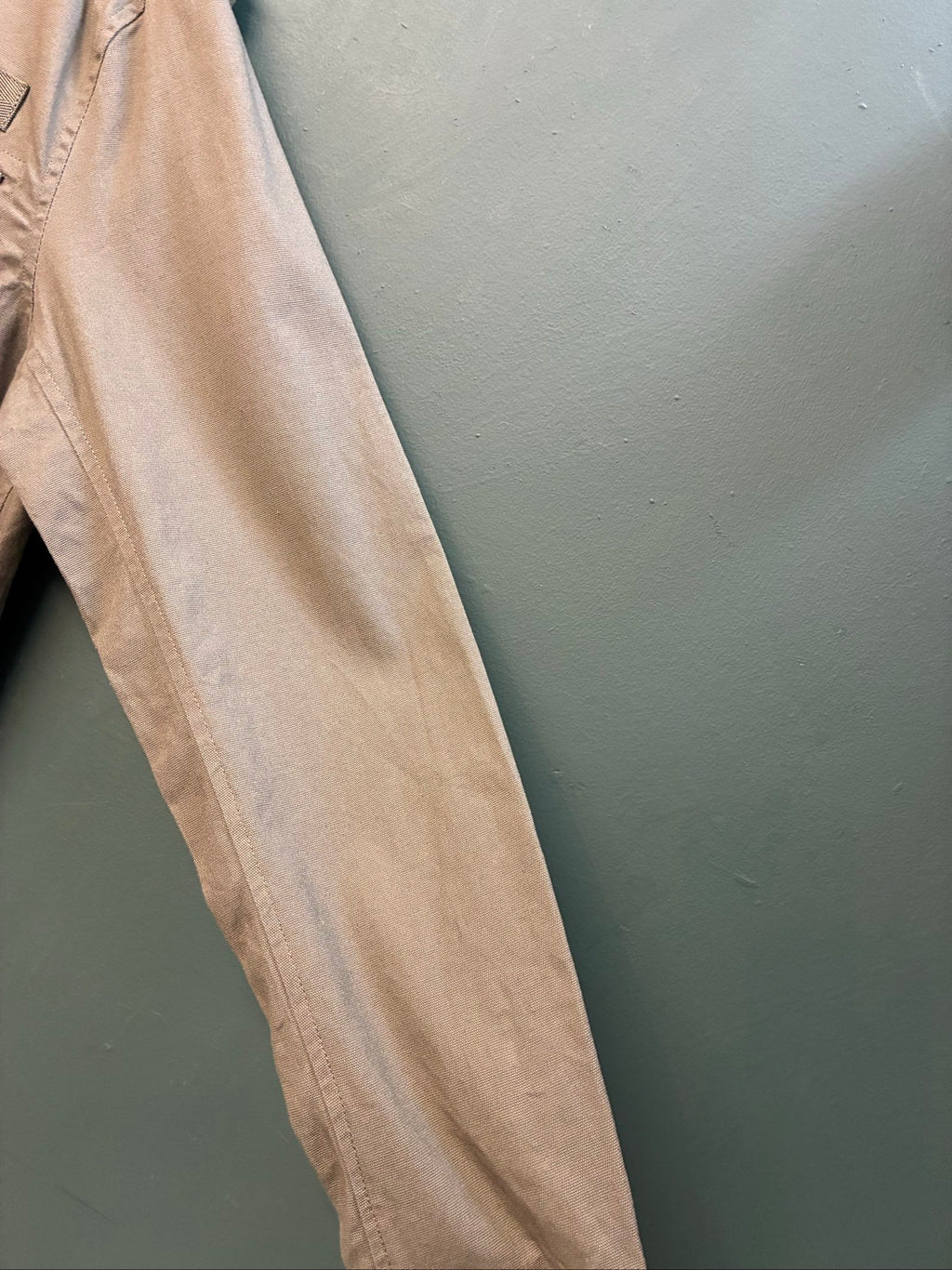 Oakley khaki military field jacket with breast and side pockets, regular fit.