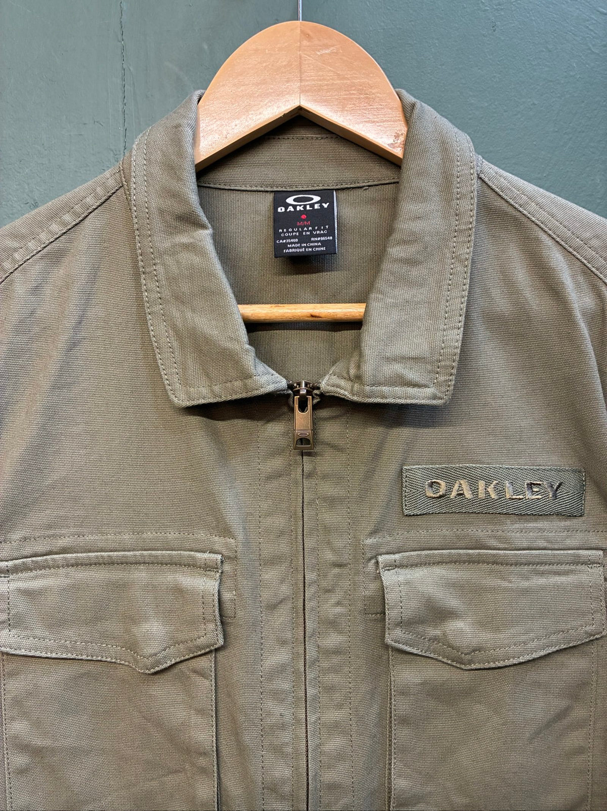 Oakley khaki military field jacket with breast and side pockets, regular fit.