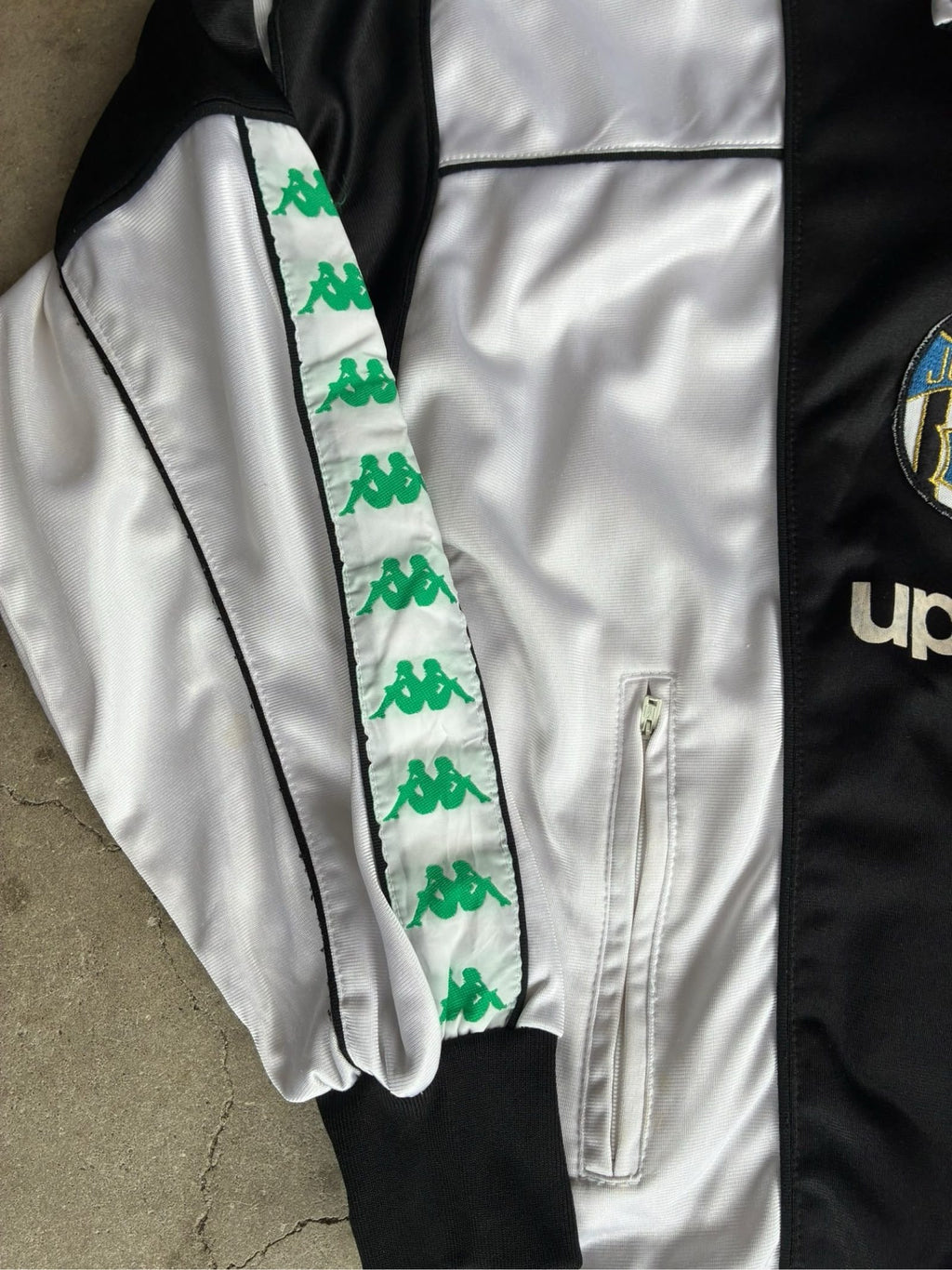 Kappa vintage Juventus track jacket black green white with logo and 90s design.