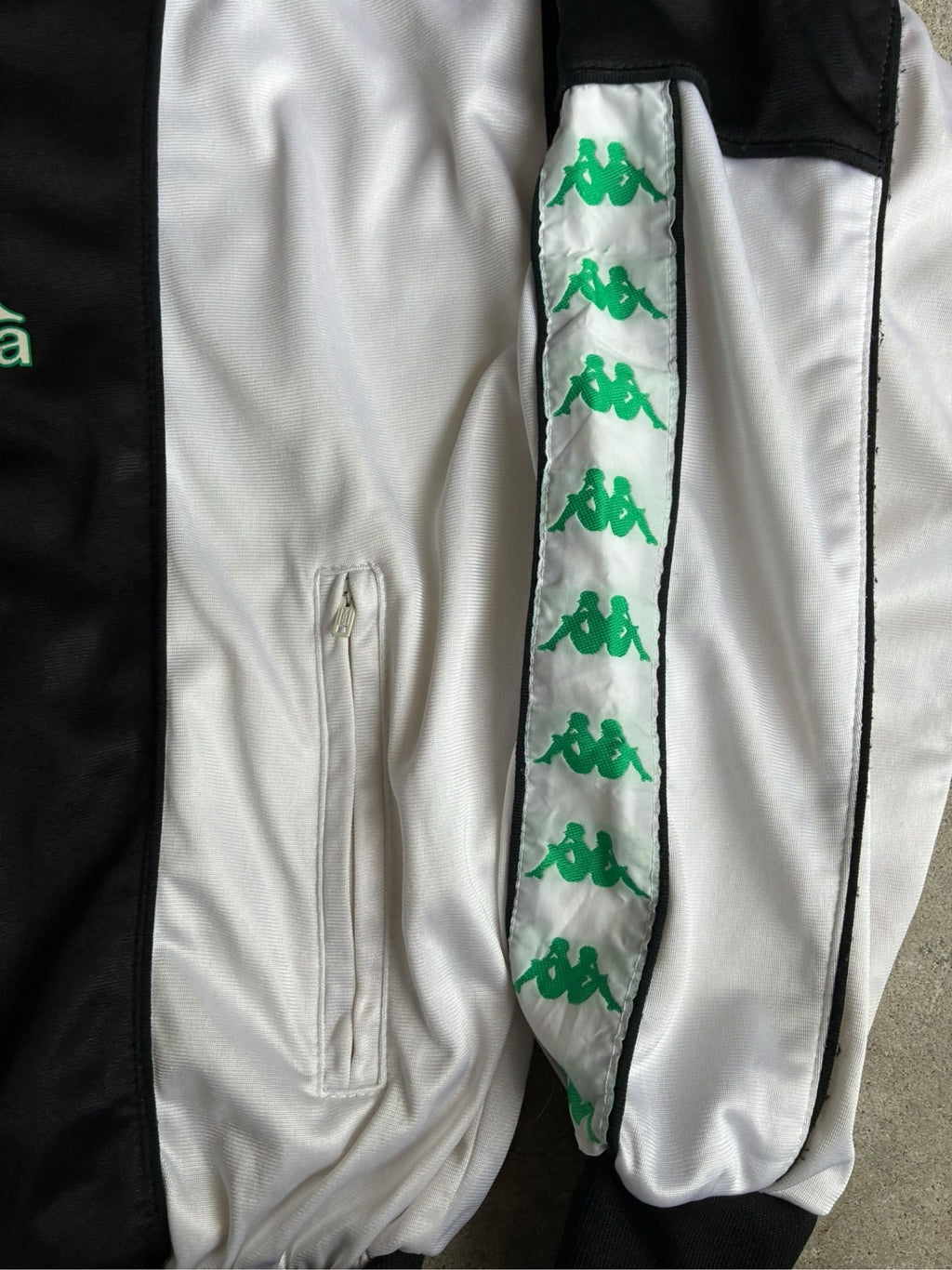 Kappa vintage Juventus track jacket black green white with logo and 90s design.