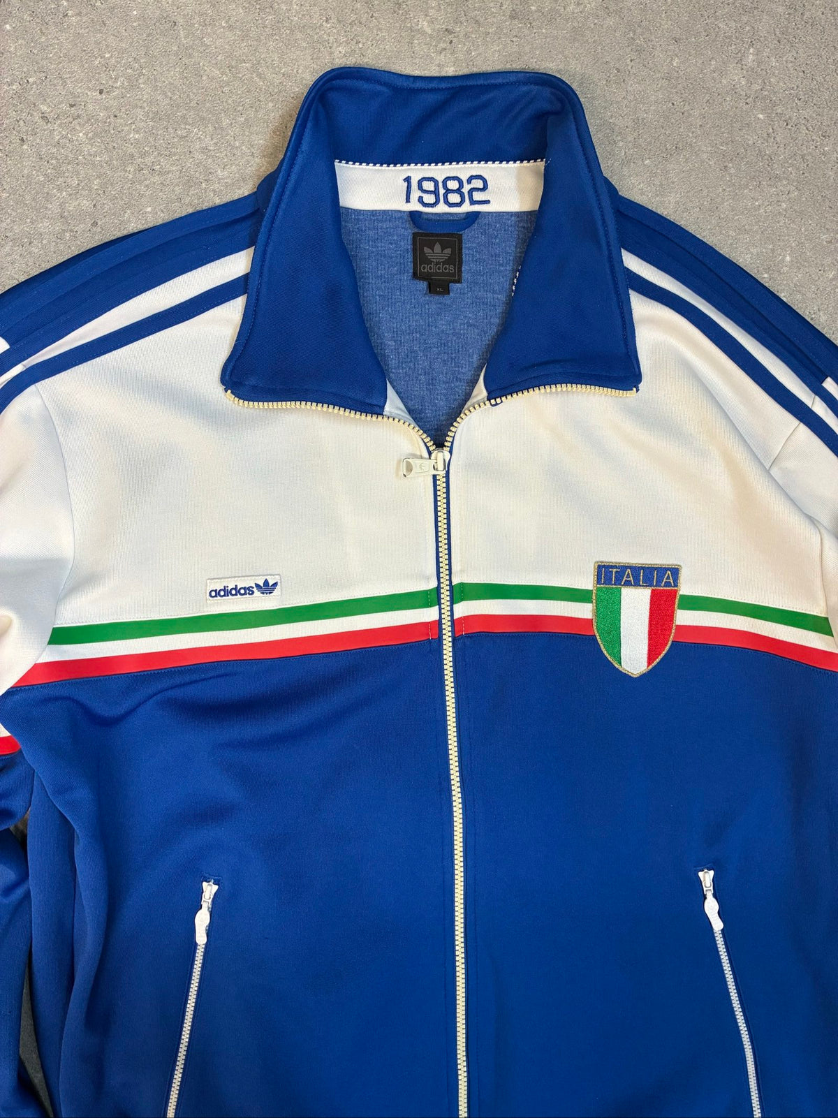 Adidas Originals vintage track jacket white and blue, full zip, detailed zip pullers.